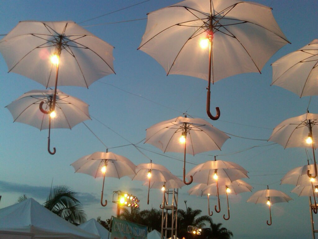 décoration événement : parapluies suspendus